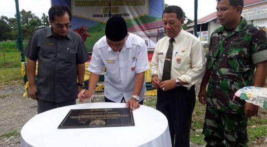 Penandatanganan prasasti, Walikota Padang H Mahyeldi SP di dampingi Kadis Pertanian dan Kehutanan Dian Fakri menandakan telah resminya pemakaian Rumah Potong Hewan di Aia Pacah, Selasa (29/12/2015).