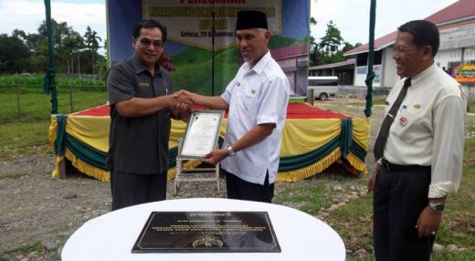 Walikota Padang Mahyeldi Ansharullah SP menerima Sertifikat halal dari Kepala Dinas Perternakan Sumbar Drh.Rinaldi.MM di Rumah Potong Hewan Aia Pacah.