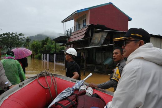 Tinjau Lokasi Banjir Jondul Rawang, Wagub Sumbar Terima Aduan dari Camat Padang Selatan Bahwa Dinas PU Kota Padang Belum Tindaklanjuti Solusi Atasi Banjir