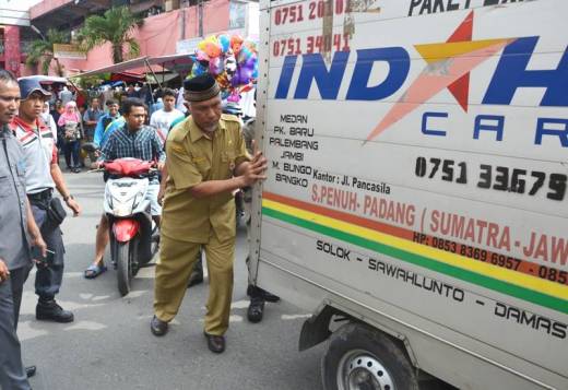 Parkir Sembarangan di Pasar Raya, Ketahuan Wako Padang, Mobil Cargo Ditilang