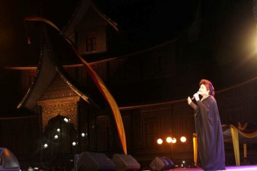 Penyanyi Erni Djohan Hibur Ribuan Penonton, Festival Pesona Budaya Minangkabau di Batusangkar Ditutup