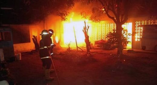 Dua Rumah di Padang Ludes Terbakar, Penghuni Panik Berhamburan Menyelamatkan Diri